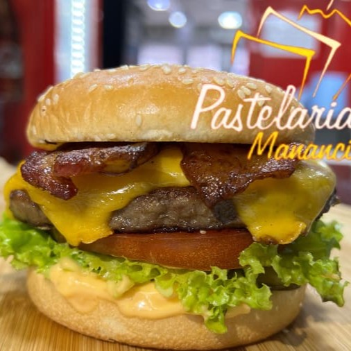 Pão com gergelim, 1 Hambúrguer de picanha 120g, Bacon, Queijo, Alface, Picles, Cebola, Tomate e o viciante Molho Billy Jack Original!