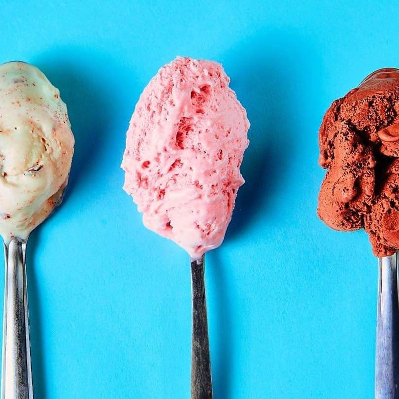 Desfrute da indescritível cremosidade dos sorvetes oferecidos no Johnny Brabo. Cuidadosamente elaborados com ingredientes de primeira linha e leite de qualidade superior, eles surpreendem com sua textura incrivelmente aveludada e irresistível. Nossos sorvetes são uma verdadeira obra-prima da gastronomia, uma explosão de sabores que certamente irá aguçar todos os seus sentidos. Permita-se saborear cada um dos nossos deliciosos sabores e viva uma experiência culinária inesquecível.