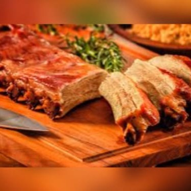 Arroz, feijão, farofa, molho vinagrete e batata frita.