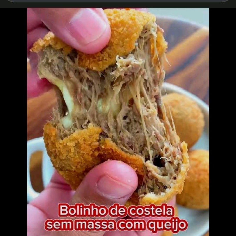 Bolinho de aipim, feito com costela desfiada e queijo mussarela.