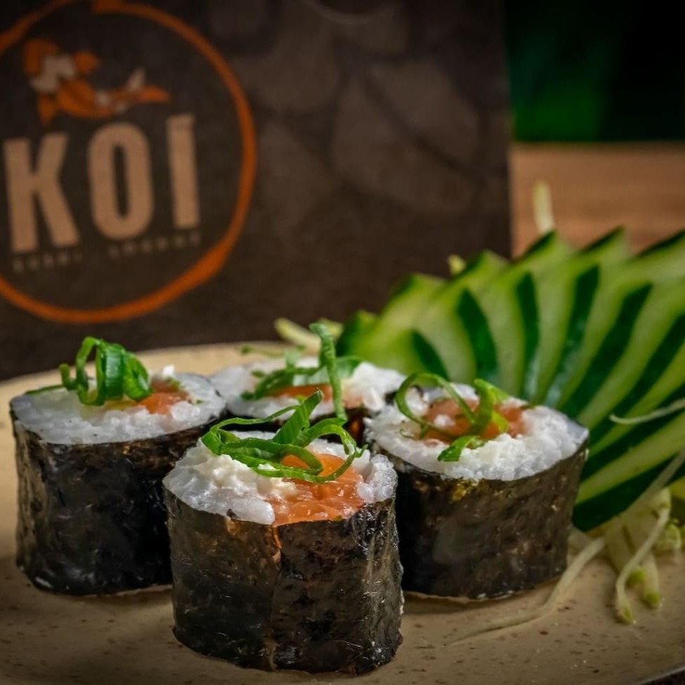 Salmão com cream cheese, arroz e alga - 10 unidades    ----------tags------------- Sushi/japa/culinária japonesa/sushi em casa / promoções/makimonos/Philadelphia/filadélfia/hot filadélfia/ hot Philadelphia/sunomono/entre grátis/combinados/Carpaccio/cevite/sashimi de salmão/sushi por 1 real / promoção de hot/temaki/yakissoba