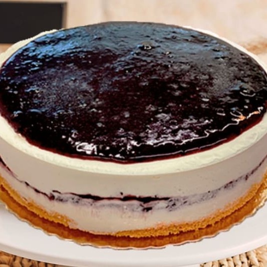 Saborosa Torta de Cheesecake com base de pão de ló e irresistíveis camadas de geléia de frutas vermelhas.