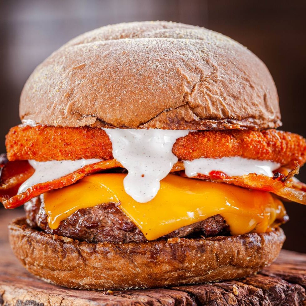 Blend 150g, Queijo cheddar ou prato, Cebola Onnion, Bacon em fatias, Maionese de Alho , no Pão Australiano.