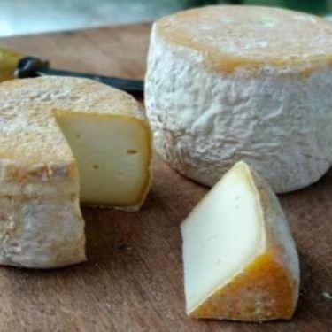 Queijo com maturação especial da marca Vó Gilda! Sabor da fazenda na sua casa! Peça inteira com até 350g