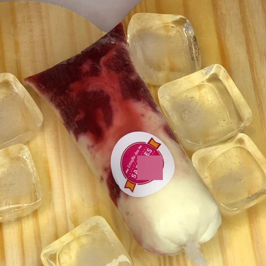 Massa com muuuito leite em pó Ninho  numa textura de sorvete incrível com recheio de geléia de morango.
