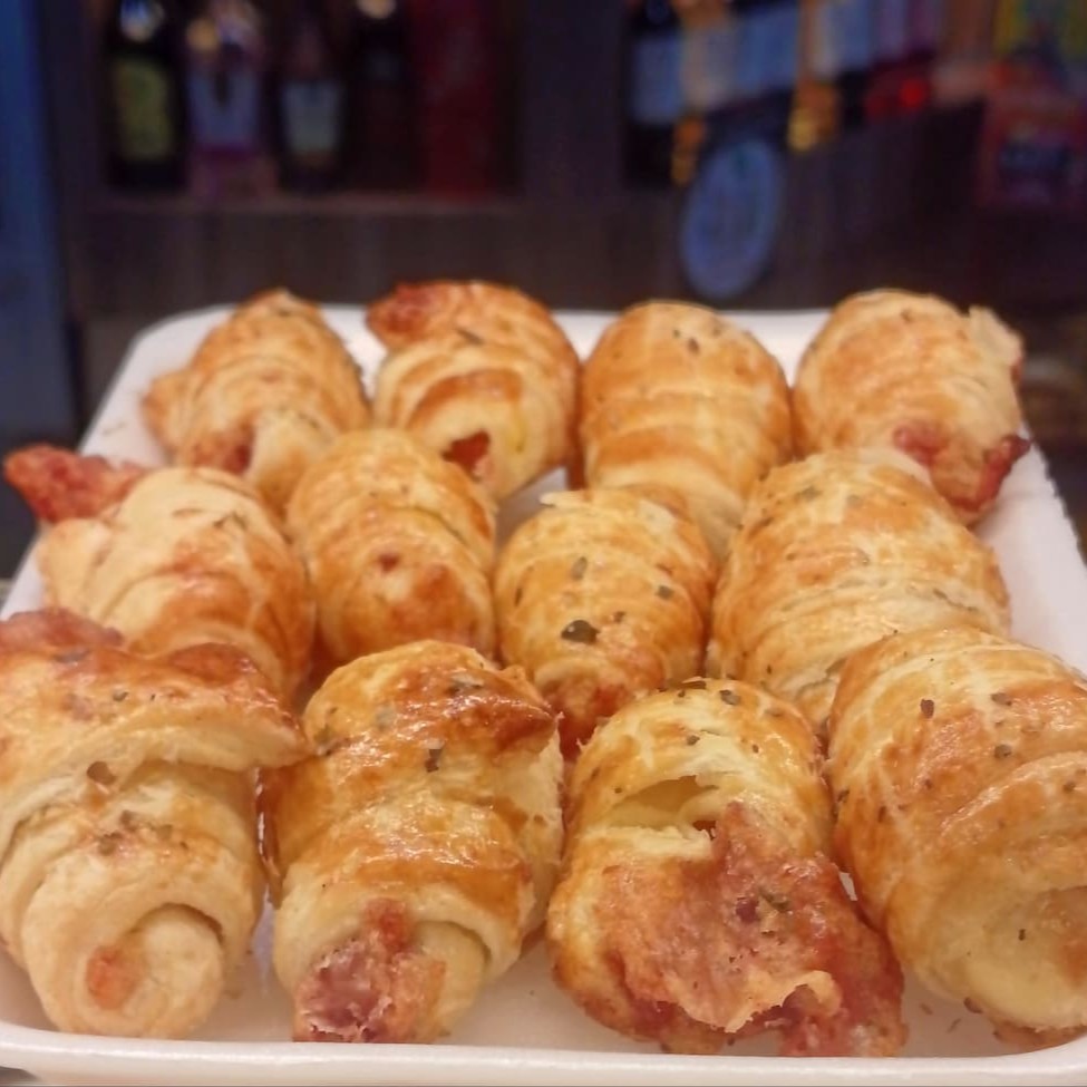 Delicie-se com o sabor único dos nossos 'Mini Salgados Folheados', uma primorosa seleção da categoria 'Lanchonete'. Este pedido inclui 12 unidades, cada uma meticulosamente confeccionada à mão, garantindo uma autenticidade e requinte inigualáveis. Com uma crosta externa divinamente crocante e um interior suave e rico em sabor, estes mini salgados são a perfeita harmonia entre texturas e gostos. São a escolha ideal para um lanche rápido, contudo, irresistivelmente delicioso, a qualquer momento do seu Dia. Convide seu paladar para esta experiência culinária e apaixone-se à primeira mordida!