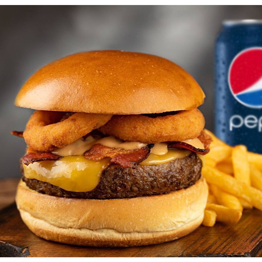 The Best Burger (Magnífico burguer de 160g de costela black angus, queijo prato, fatias crocantes de bacon, onion rings, molho especial a base de pimenta no pão de brioche) + Batata p. + Bebida