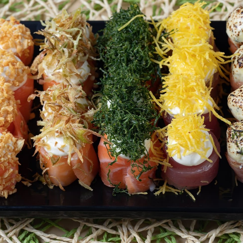 12 gunkan: Escolha 3 porções com 4 unidades.  20 gunkan: Escolha + 2 porções com 4 unidades.  Opções:  4 Gunkan alho, 4 Gunkan gorgonzola, 4 Gunkan cream cheese, 4  Gunkan sweet chilli, 4 Gunkan crispy couve e 4 Gunkan crispy baroa, 4 Gunkan crispy couve sem arroz, 4 Gunkan crispy baroa sem arroz, 4 Gunkan cream cheese sem arroz   (Acompanha: molho shoyu)