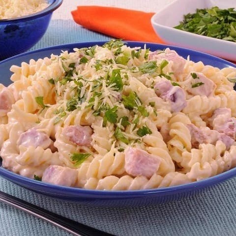 Saboroso macarrão parafuso massa 100% artesanal com 2 conchas do nosso delicioso molho Branco + 4 acompanhamentos de sua escolha