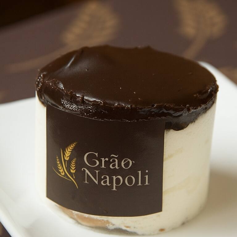 Camadas fofinhas de creme com recheio e cobertura de Nutella. Um clássico moderno que conquista em cada colherada.