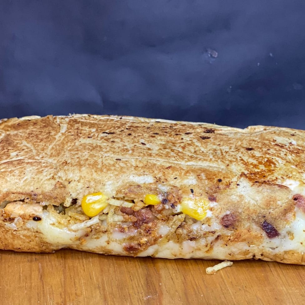 Todos acompanham: salsicha ou linguiça, milho, ervilha, maionese, mostarda e batata palha.