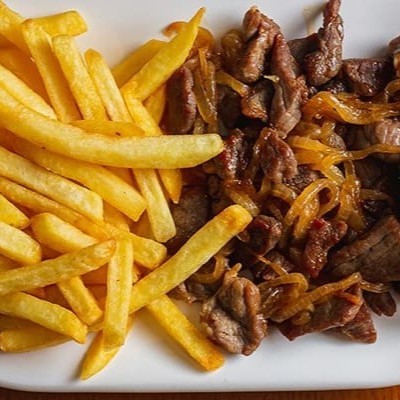 Acompanha: Arroz, Farofa Da Casa, Batata Frita E Molho Vinagrete.