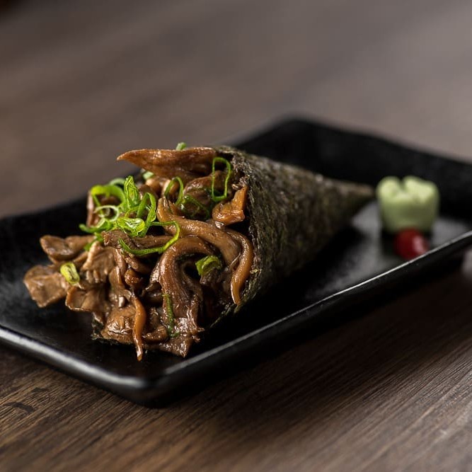Temakis de shimeji cogumelo refogado na manteiga, com cebolinha enrolado de arroz japonês e alga marinha com formato de cone