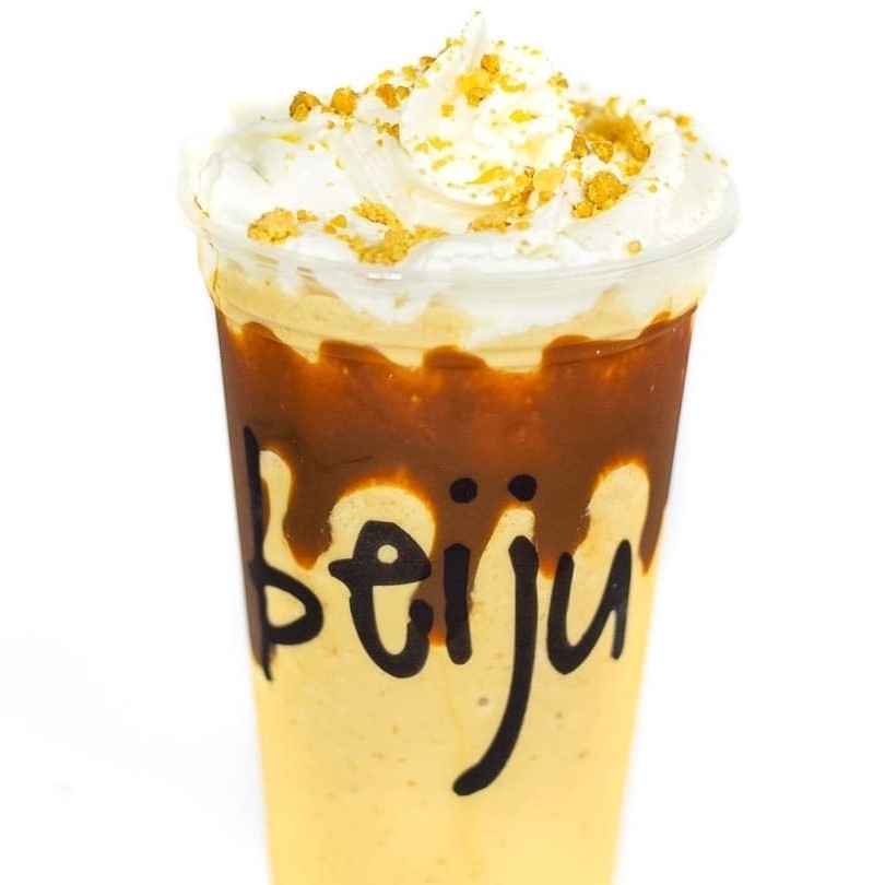 Nosso irresistível Frappumix feito com mix capppuccino, sorvete de baunilha, leite, gelo chantilly e paçoca. É o queridinho da galera!