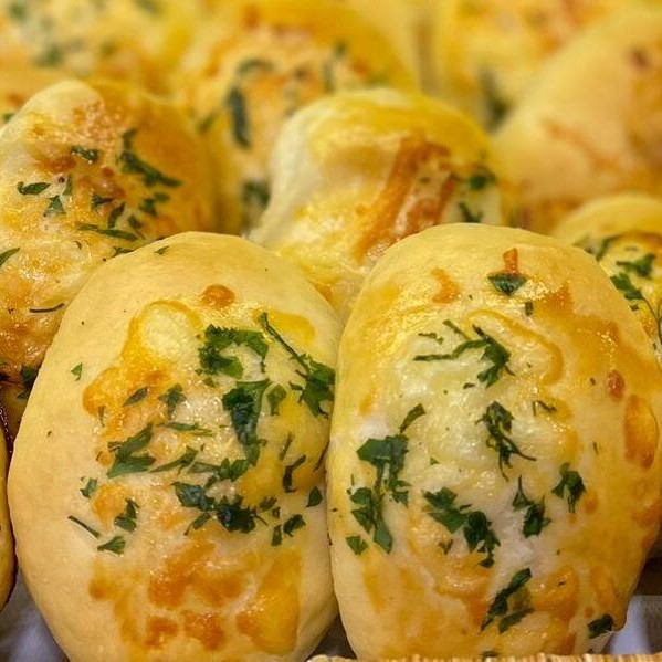 Um delicioso pão de batata recheado com requeijão cremoso.
