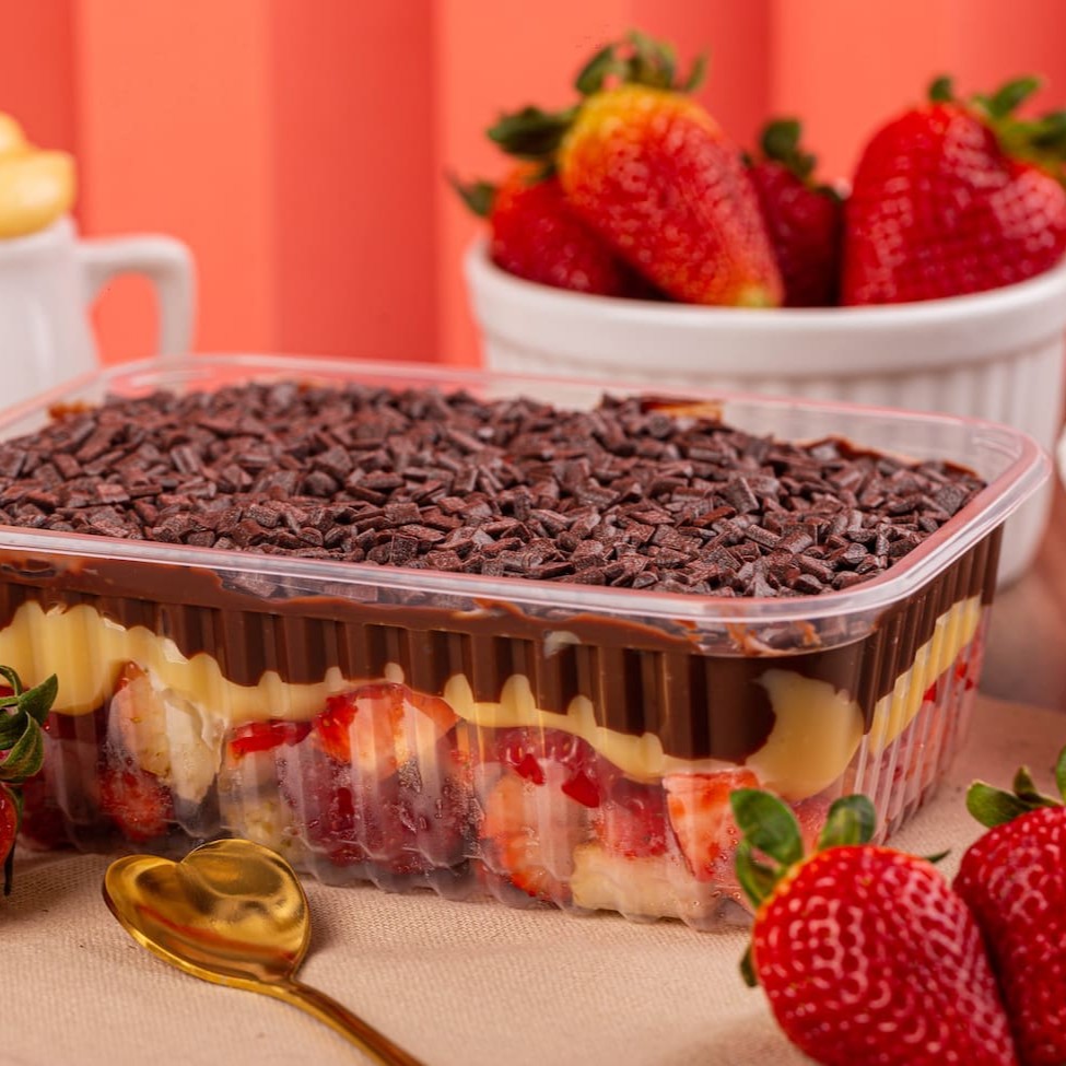 Nosso delicioso bombom de morango no tamanho família. Composto por um Delicioso Brigadeiro Cremoso de Leite Ninho com Morangos Selecionados, finalizado com Ganache de Chocolate, flakes de chocolate, ideal para compartilhar com quem você ama!