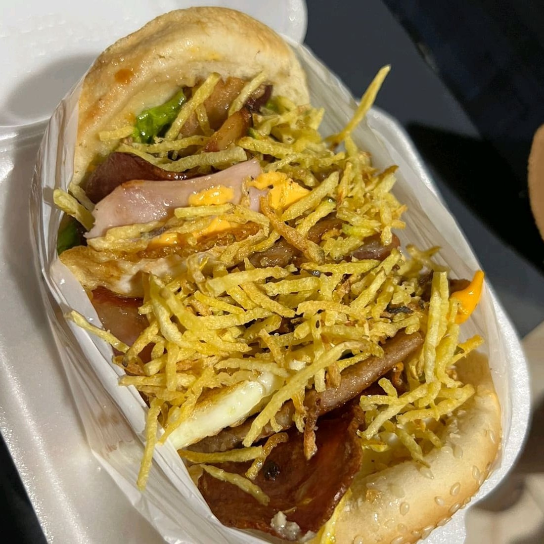 Pão, 3 carnes, 3 ovos, cheddar fatiado, calabresa, bacon, batata palha, salada e billy jack