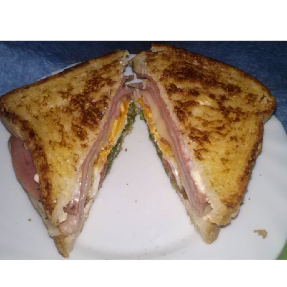 Pão francês ou de forma com queijo, presunto e ovo