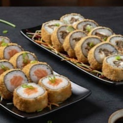 Deliciosos hots super recheados, empanados na farinha panko e fritos