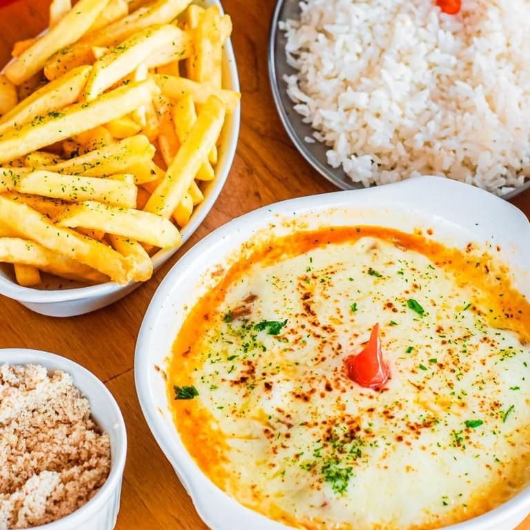 Desfrute do nosso delicioso 'Contra Filé à Parmegiana', uma das melhores quentinhas do !   Este prato vem acompanhado de arroz bem temperado, feijão caseiro, macarrão, farofa crocante e um adicional à sua escolha.   Além disso, você tem a liberdade de escolher mais um acompanhamento a gosto entre as opções: batata frita crocante, nutritiva salada de legumes ou nosso salpicão saboroso   Uma refeição completa e saborosa para satisfazer o seu paladar.