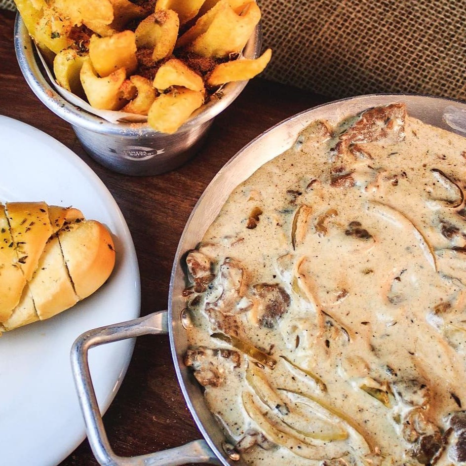 São 300 g da nossa maravilhosa Carne De Sol de Alcatra, feita artesanalmente pela Nonna. Agora imagina: Carne de Sol no molho Gorgonzola. É isso mesmo, Gorgonzola.....  :) Ainda vai um delicioso pão temperado e uma porçãozinha de batata frita.