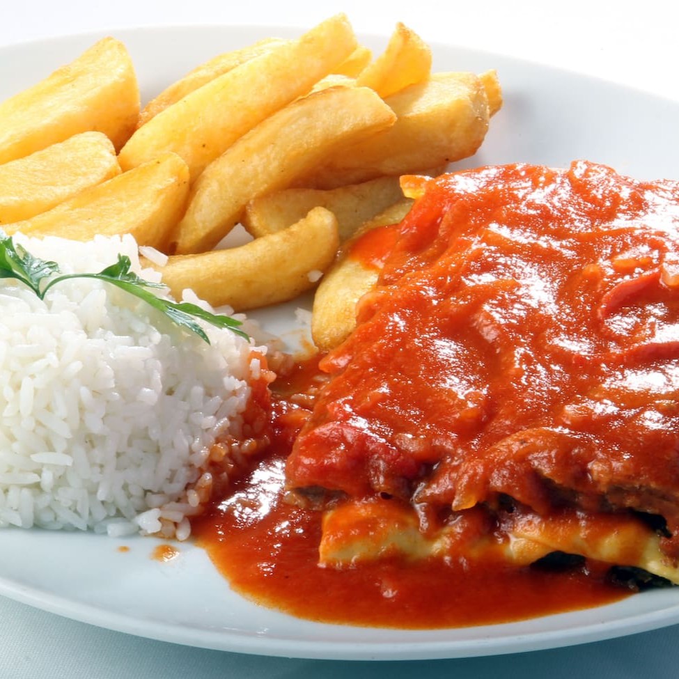 Parmegiana de Frango com cobertura de mussarela derretida pelo molho de tomate fresco. Prato composto por arroz branco, feijão preto, farofa da casa e mais uma guarnição a escolher da sua preferência.   Nossa marmita é prepara em embalagens térmicas de isopor com aproximadamente 700gr Super bem embalada para manter a qualidade e temperatura até chegar na sua residência.  . . . . . . . . . . . . . . . . . . . . . .  Marmita; Almoço; Entrega rápida; Quentinha ; Taxa grátis ( não faz parte da descrição do prato)