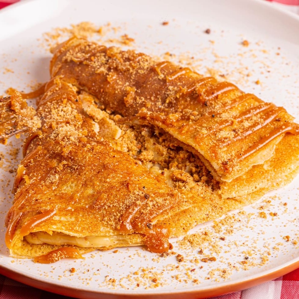 Nossa massa recheada com doce de leite caseiro e muuuuita paçoca!