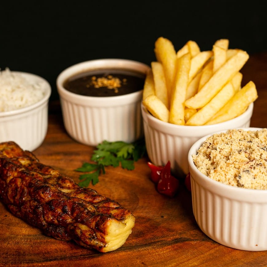 Nosso prato executivo serve 1 pessoa. Acompanha arroz branco, delicioso feijão, farofa de alho e cebola, nossa crocante batata frita palito e 1 espeto. enviamos cada item em  embalagens separada.