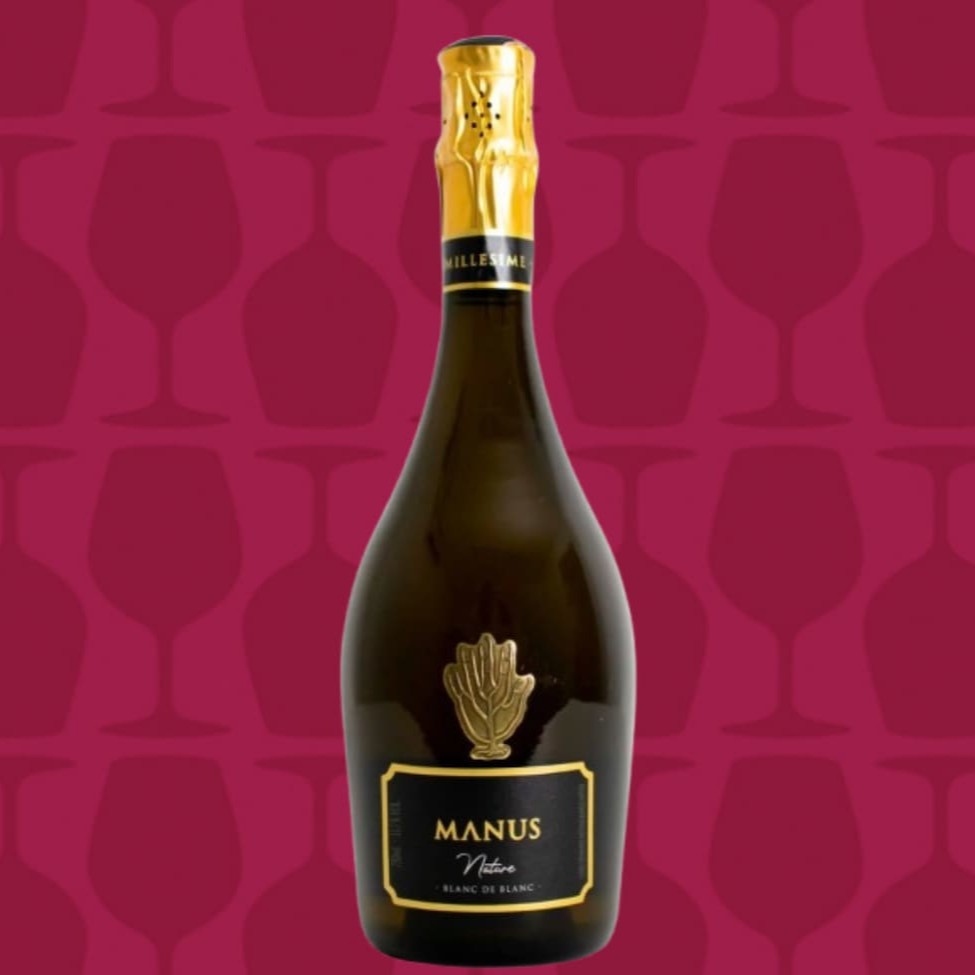 Apresenta coloração amarelo-palha com reflexos dourados. No nariz, revela um aroma fresco e complexo, com notas cítricas de limão, pêssego e abacaxi, além de delicadas nuances de pão.    No paladar, destaca-se pelo volume envolvente, acidez vibrante e textura cremosa. Harmoniza perfeitamente com massas, risotos, peixes, frutos do mar, charcutaria e queijos.    Elaborado a partir de colheita manual, o vinho base é feito apenas com o mosto flor, fermentado lentamente em tanques de aço inox. Seguindo o método tradicional, passa por refermentação na garrafa e 12 meses de maturação em contato com as leveduras, sem adição de licor de expedição, garantindo pureza e sofisticação.