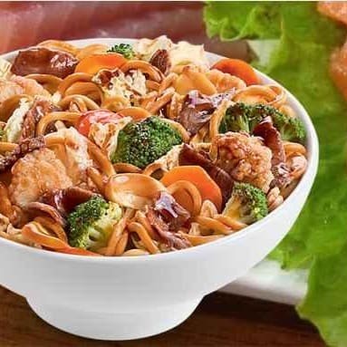 Combinação especial do nosso macarrão com salmão e legumes