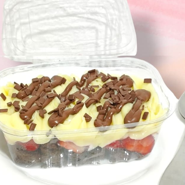 Esse é o nosso queridinho... Servido no pote de 250ml, compõe: Pedaços de Brownie molhadinho no fundo, uma camada de Morango fresco, mais uma camada generosa de brigadeiro cremoso de Ninho e finalizado Nutella.  ___Esse produto é servido Super gelado.___           ______Tags______________ Bolo, Brownie, copo da felicidade, bolo no pote, coca cola, chocolate, cookie, Nutella, Ninho, ferreiro rocher, Brownie no pote, morango, chocolate, brigadeiro, bolo vulcão, torta cookie, doces, chocolate, confeitaria, engenhoca , fonseca, Niterói Entrega grátis, taxa grátis, cupom de desconto, banoffe, Bombom de uva, Kinder bueno, red velvet, maracujá. Quem compra se apaixona. Pode pedir sem medo!!