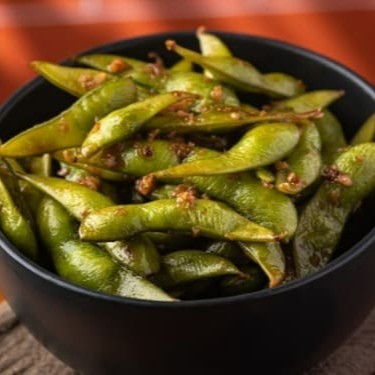 Grão de soja verde refogado no shoyu e alho.