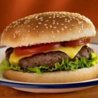 Pão, carne, queijo, presunto, salada e batata palha.