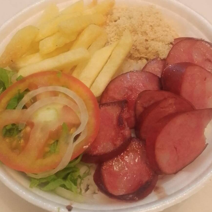 Linguiça calabresa bem fritinha e saborosa, acompanhada de arroz branco soltinho, feijão temperado, farofa crocante e salada verde fresquinha. Sabor simples, caseiro e irresistível!