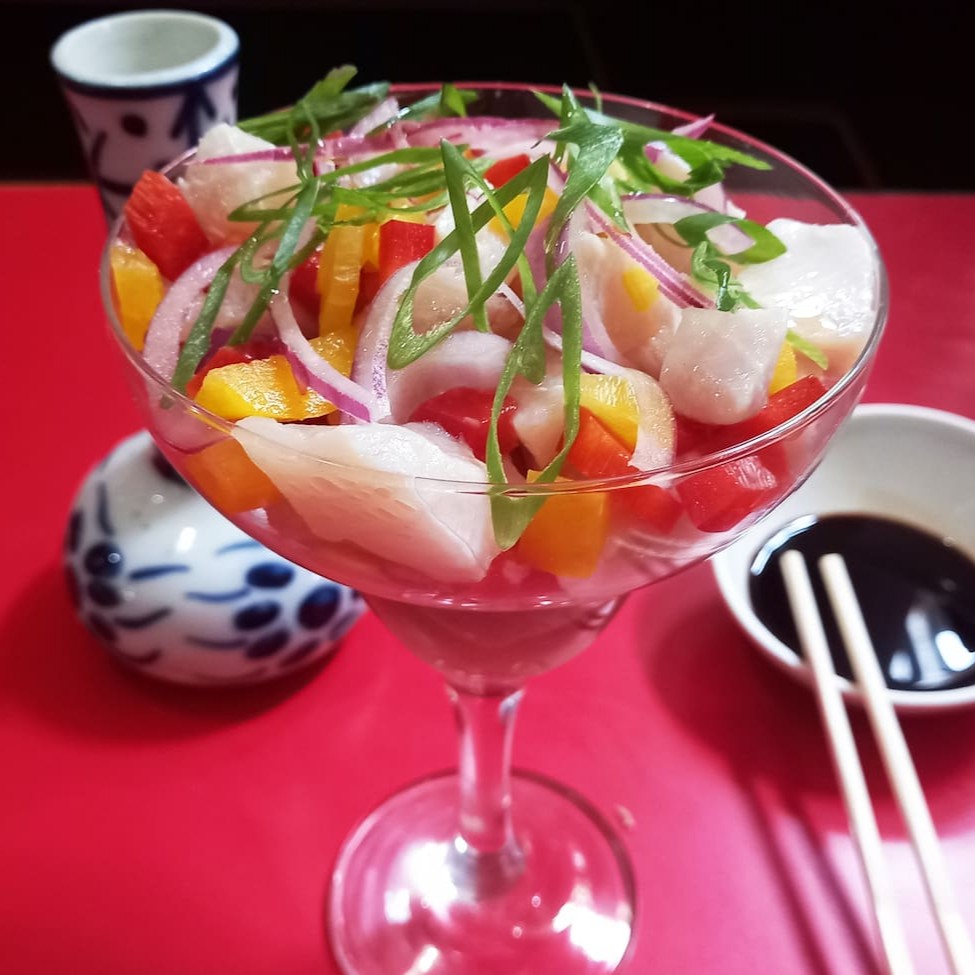 Salmão, Atum, Peixe Branco, Cebola Roxa, Pimentão Vermelho, Pimentão Amarelo, Dedo De Moça E Leite De Tigre