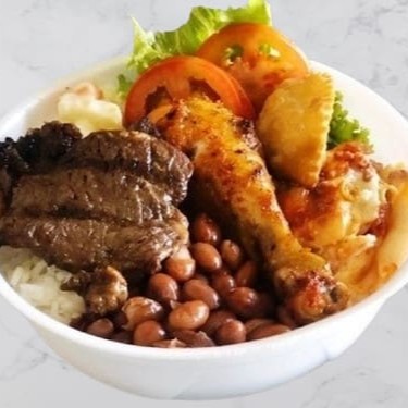 Apresentamos a nossa 'Marmita G', uma opção versátil e personalizável para a sua refeição! Com ela, você tem a liberdade de montar o seu prato do seu jeito, adequando-o às suas preferências e necessidades dietéticas. Cada ingrediente é cuidadosamente selecionado e preparado para garantir um sabor irresistível e uma refeição nutritiva. É a escolha perfeita para quem busca uma alimentação equilibrada sem abrir mão do prazer em comer. Aproveite!