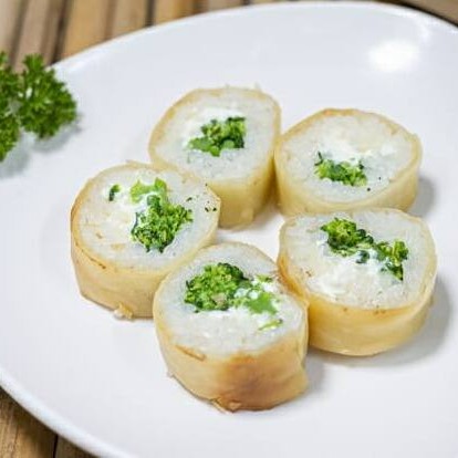 Brócolis nacional, arroz e cream cheese (Original ou vegano) envolto em massa vegana (farinha, água e fermento) fina e crocante. Acompanha: 1 molho shoyu