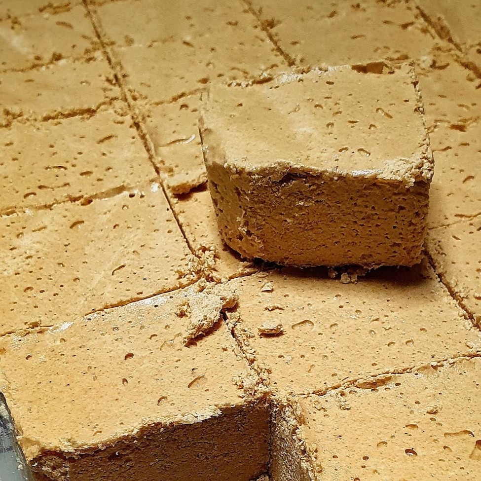 O famoso e Indescritível Doce de gergelim Puro  Original do Médio Oriente , são feito de sementes de gergelim torradas , moídas e misturadas com açúcar derretido  #tags: doce - árabe - sírio - libanes - turca - marroquina - sobremesa - docinho - habib - tarde - pospasto - lanchinho