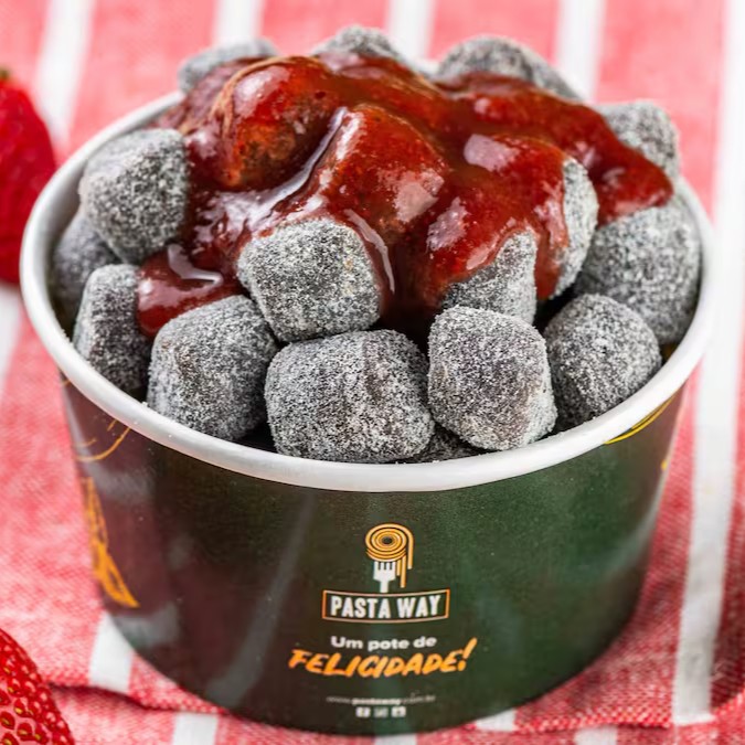 Nhoque inovador e delicioso feito com biscoito, coberto com uma saborosa geleia de morango artesanal, proporcionando uma combinação perfeita de sabores doces e frutados, ideal para quem procura uma sobremesa diferente e tentadora.

Obs. Aproximadamente 150g.

**fotos meramente ilustrativas - devido ao acondicionamento em embalagem e transporte o produto poderá não ter a mesma aparência da foto.