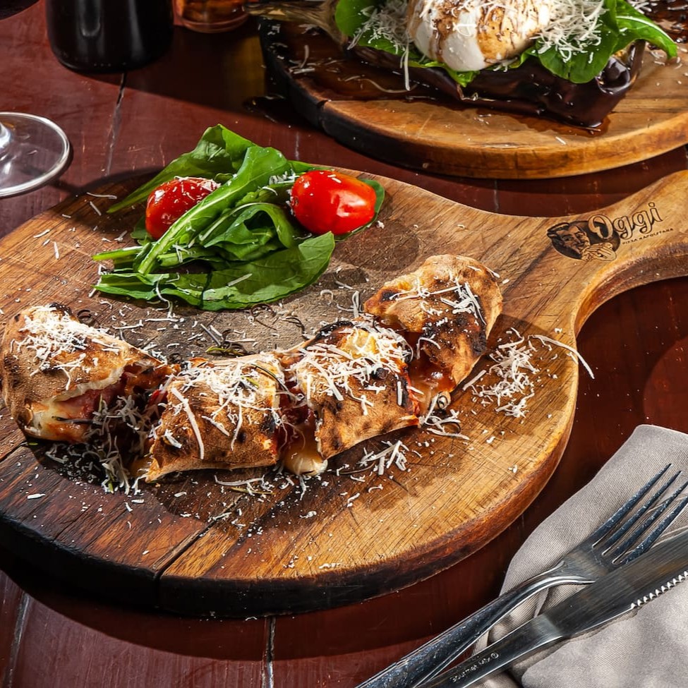 Massa em fermentação natural, calabresa defumada, queijo mozzarella, molho de tomate, cebola roxa, parmesão e alecrim.