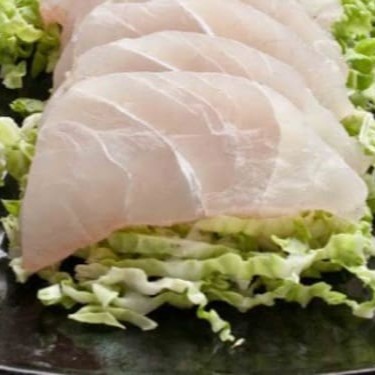 """Porção com 4 unidades de sushi de peixe branco fresco, cuidadosamente preparado com arroz temperado e finalizado com delicadas raspas de limão siciliano que trazem um toque cítrico e refrescante. Uma combinação leve e sofisticada que realça o sabor natural do peixe, perfeita para quem busca uma experiência elegante na culinária japonesa."""