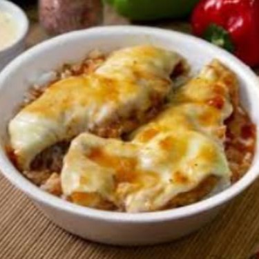 Deliciosos bifes de carne macia, empanados e fritos até dourar, cobertos com molho de tomate encorpado e queijo derretido acompanhados de arroz, feijão, farofa, e salada da casa. Marmita aproximadamente 500gms