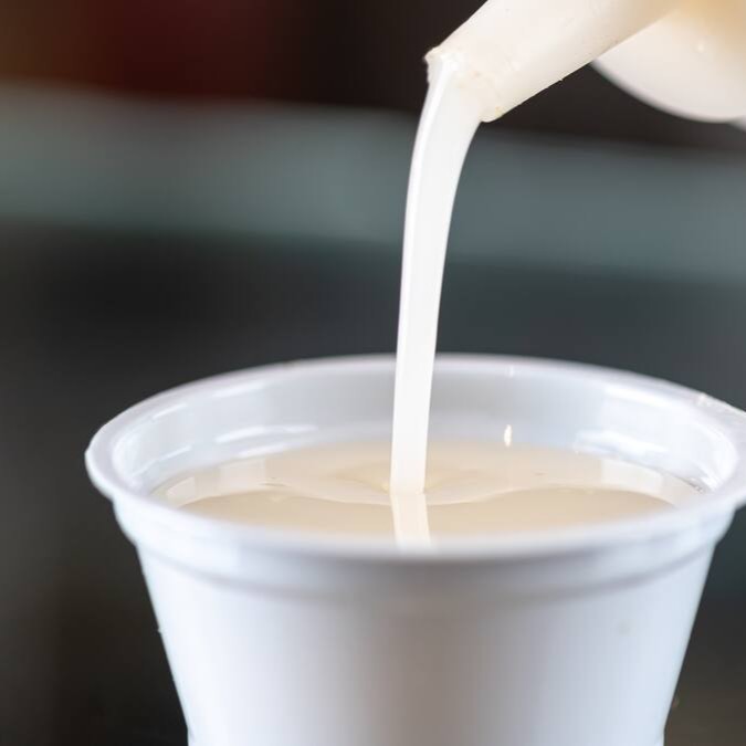 Nosso Molho de Alho da Casa é uma deliciosa e versátil opção para complementar seus pratos favoritos. Esse molho proporciona um sabor marcante e irresistível. Experimente e adicione um toque especial de sabor mediterrâneo às suas refeições!