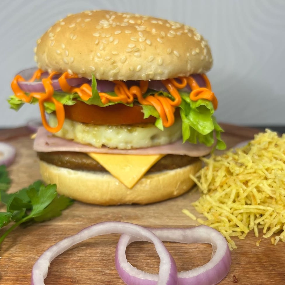 1 x tudo - Pão, carne, queijo, presunto, bacon, ovo, alface, tomate, cebola roxa, batata palha, molho especial da casa e cheddar cremoso. 1 isopor batata P 1 guaravita 290ml