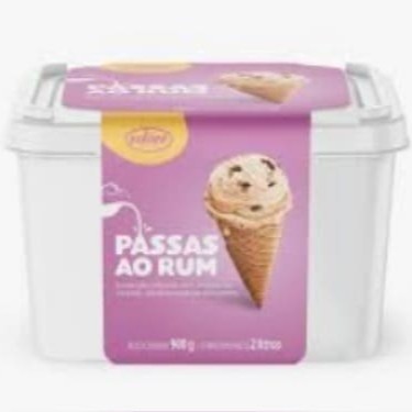 Apresentamos o 'Passas ao Rum', uma iguaria refinada da categoria 'Potes de 2 Litros'. Este é um dos sabores mais clássicos e apreciados, remetendo à tradição e ao elegante paladar. O nosso delicioso sorvete, feito com um creme irresistivelmente aveludado, é generosamente mesclado com passas suculentas. Estas passas são, previamente, embebidas em rum de alta qualidade, proporcionando uma experiência de degustação verdadeiramente envolvente. A combinação perfeita para quem busca um deleite sofisticado e com um toque de nostalgia. A tradicionalidade nunca foi tão deliciosa!