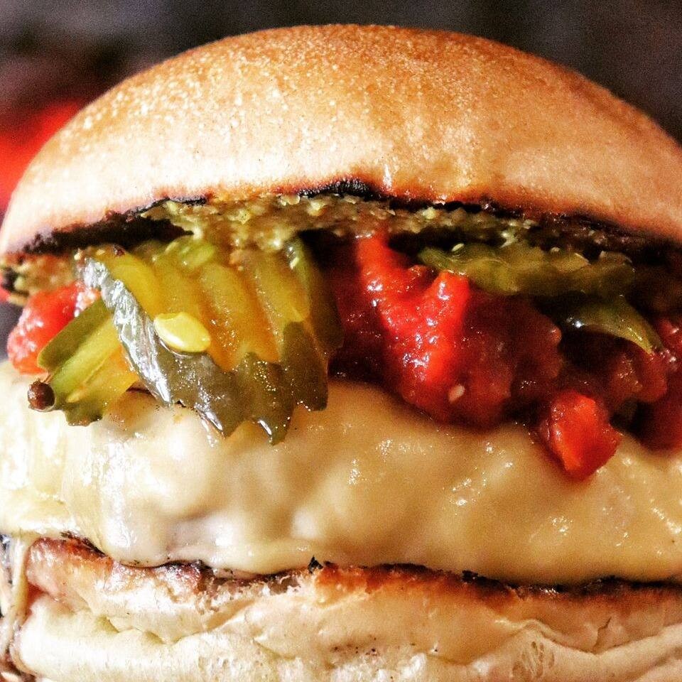 Pão brioche,  carne 200gr 100% angus certificado queijo prato, molho de tomate caseiro, Picles caseiro, cebola roxa, mostarda caseira