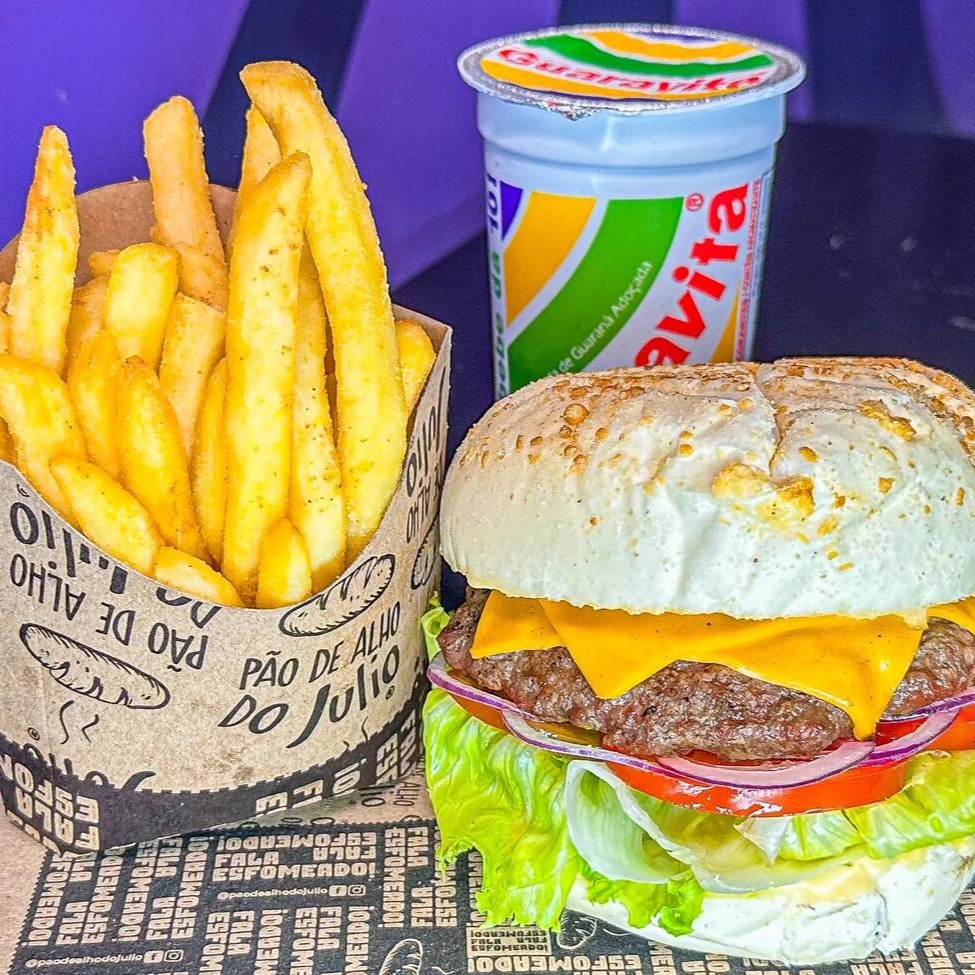 Esse cheese salada é fenômeno! Blend de 120 gramas com duplo cheddar, alface americana que faz croc-croc, cebola roxa, um burguinho de pão de alho pra nutricionista nenhuma botar defeito, acompanhado de fritas mccain sequinhas e um guaravita geladinho.