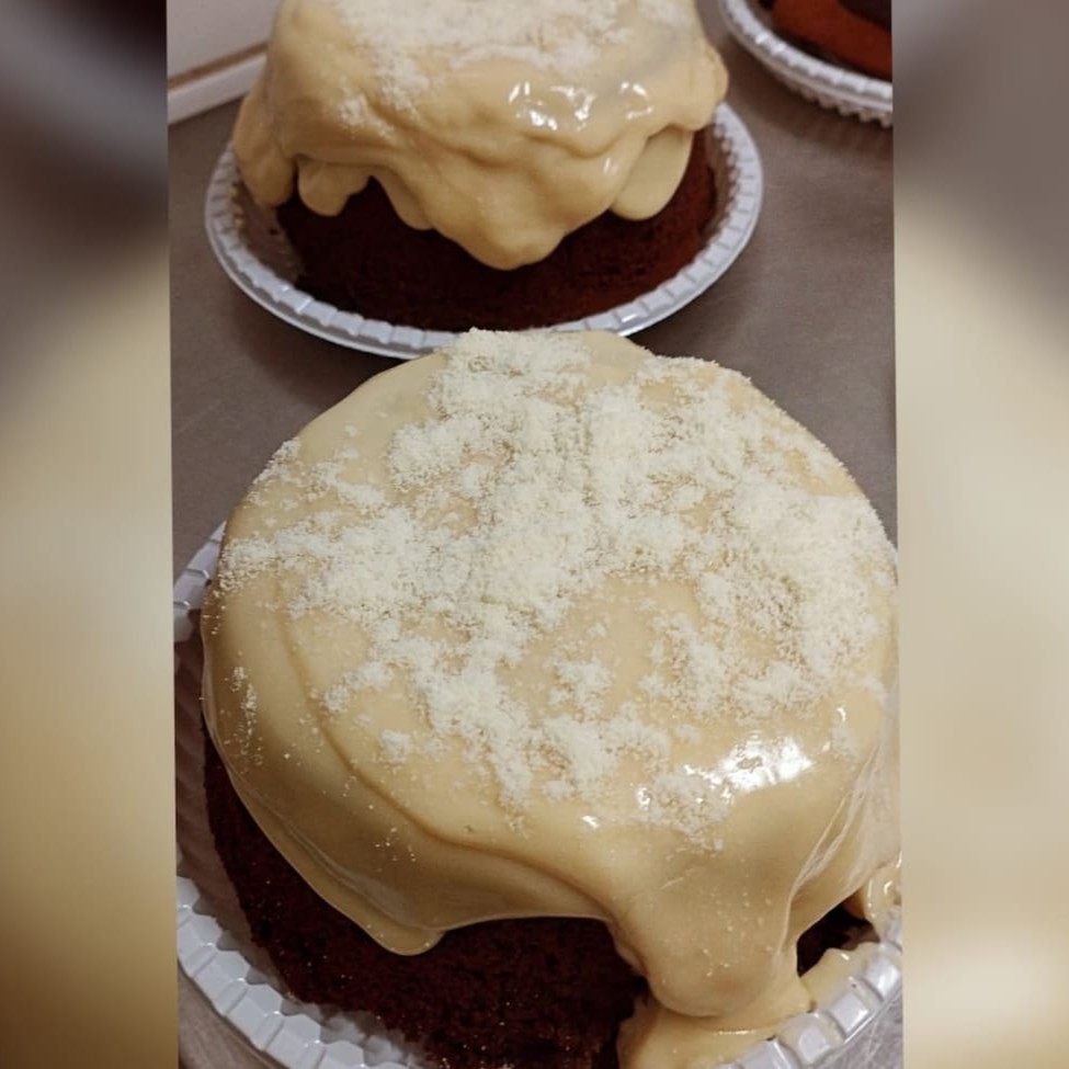 Delicioso bolo vulcão de chocolate com brigadeiro de leite Ninho Aprox. 500g Forma nº 14 Serve de 2 a 4 pessoas.