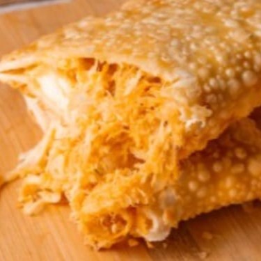 Pastel recheado com frango desfiado e cremoso Catupiry, uma escolha deliciosa e reconfortante.