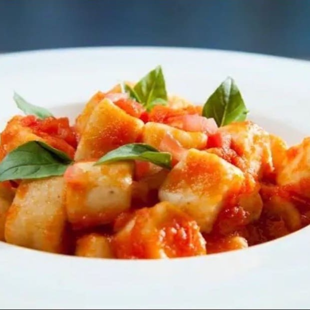 Delicie-se com o nosso Gnocchi (Nhoque) ao Molho Sugo. Com um peso de 500g (250g de massa + 250g de Molho) , este prato é uma verdadeira obra-prima da culinária italiana. O molho de tomate clássico, categoria 'Molhos Tradicionais', é preparado de forma artesanal e cuidadosa, encapsulando o autêntico sabor italiano. Cada mordida irá transportá-lo para as ruas de Roma. É um prato robusto e satisfatório, perfeito para os amantes da autêntica cozinha italiana. #massa  #espaguete  #comida  #brasileira  #italiana  #point  #farfalle  #fettuccine  #talharim  #fusilli  #sucos  #polpa  #refrigerantes  #penne  #cupom  #marmita #pasta #nhoque #gnhocchi #capeletti  #ravioli  #massas frescas # #delivery #promoção #desconto #cupom #bebida #coca #spaghetti #janta #barato #gratis #frete #delicia